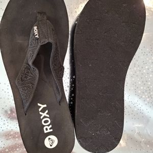 ROXY platform sandals. Color black. Size 8.